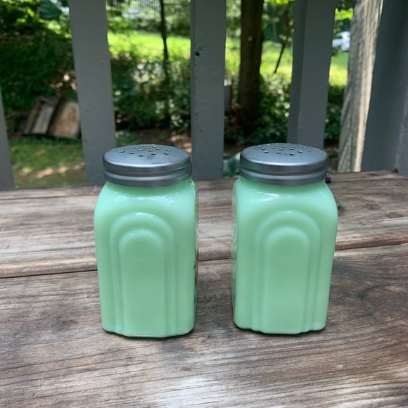SOLD VINTAGE JADEITE Salt and Pepper Shakers - Picture 4 of 10